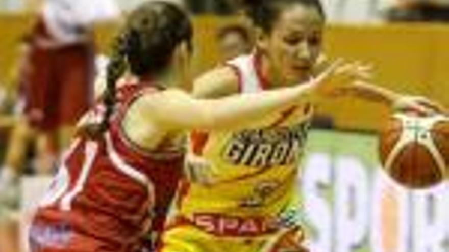 Laia Palau, defensada per Aritz Ariztimuño (Gernika)