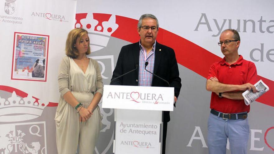 Presentación de los talleres en el Ayuntamiento de Antequera.