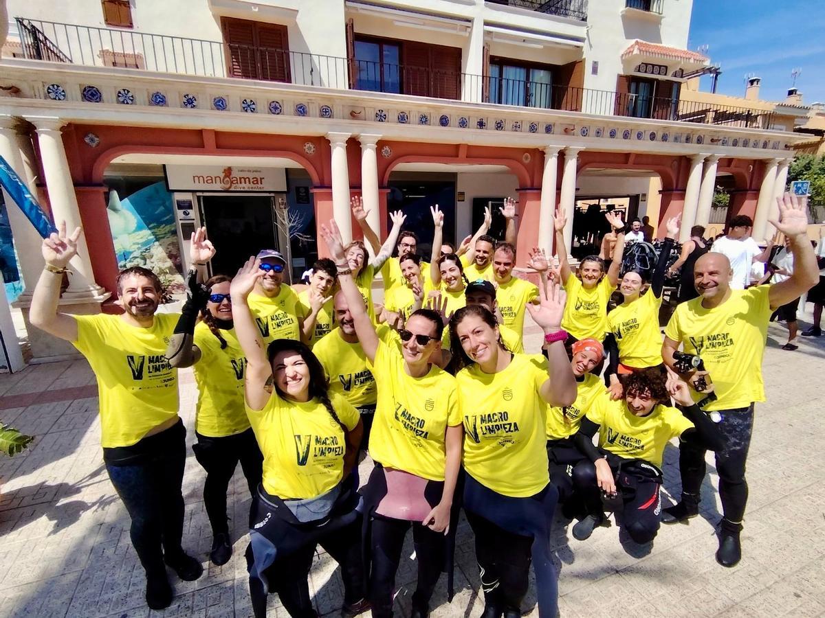 Foto de familia de un grupo de voluntarios que participaron en la macro limpieza de fondos marinos