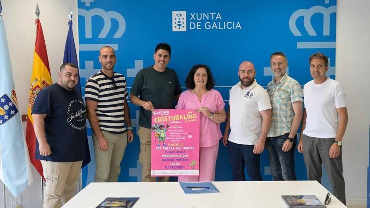 Belén do Campo, centro, con miembros de Negreira Viva