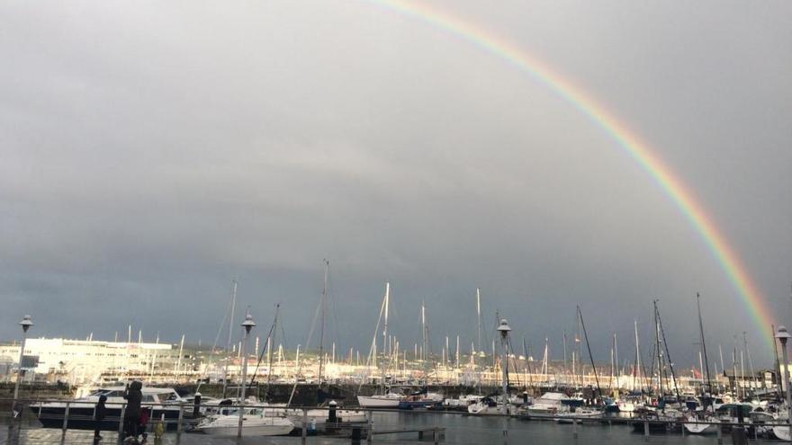 Así lucía el arco iris esta mañana en Gijón