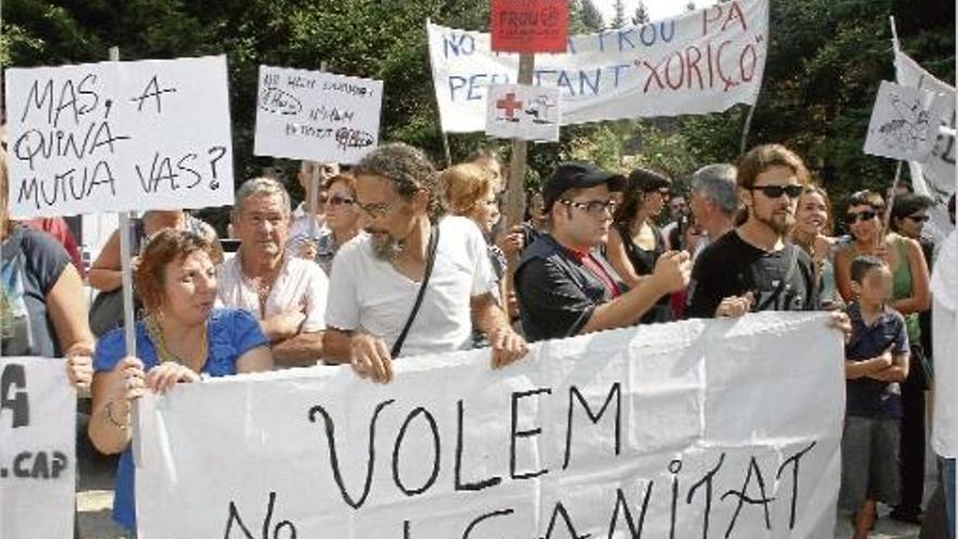 malestar a la selva interior per la retallada en serveis bàsics d&#039;assistència sanitària.Els afectats esperant el president de la Generalitat.dins el recinte turístic.