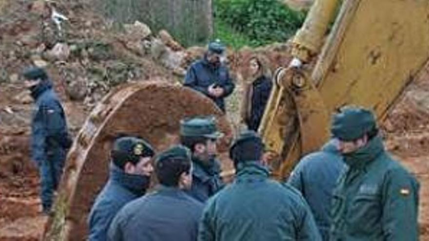 Guardias civiles custodiando una excavadora, en 2006.