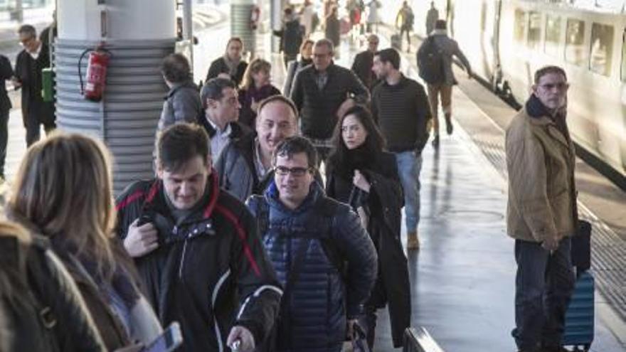 Pasajeros del AVE en la estación de Castelló.