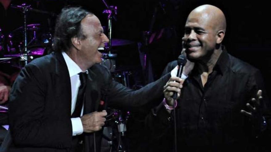 Julio Iglesias, con Martelly.