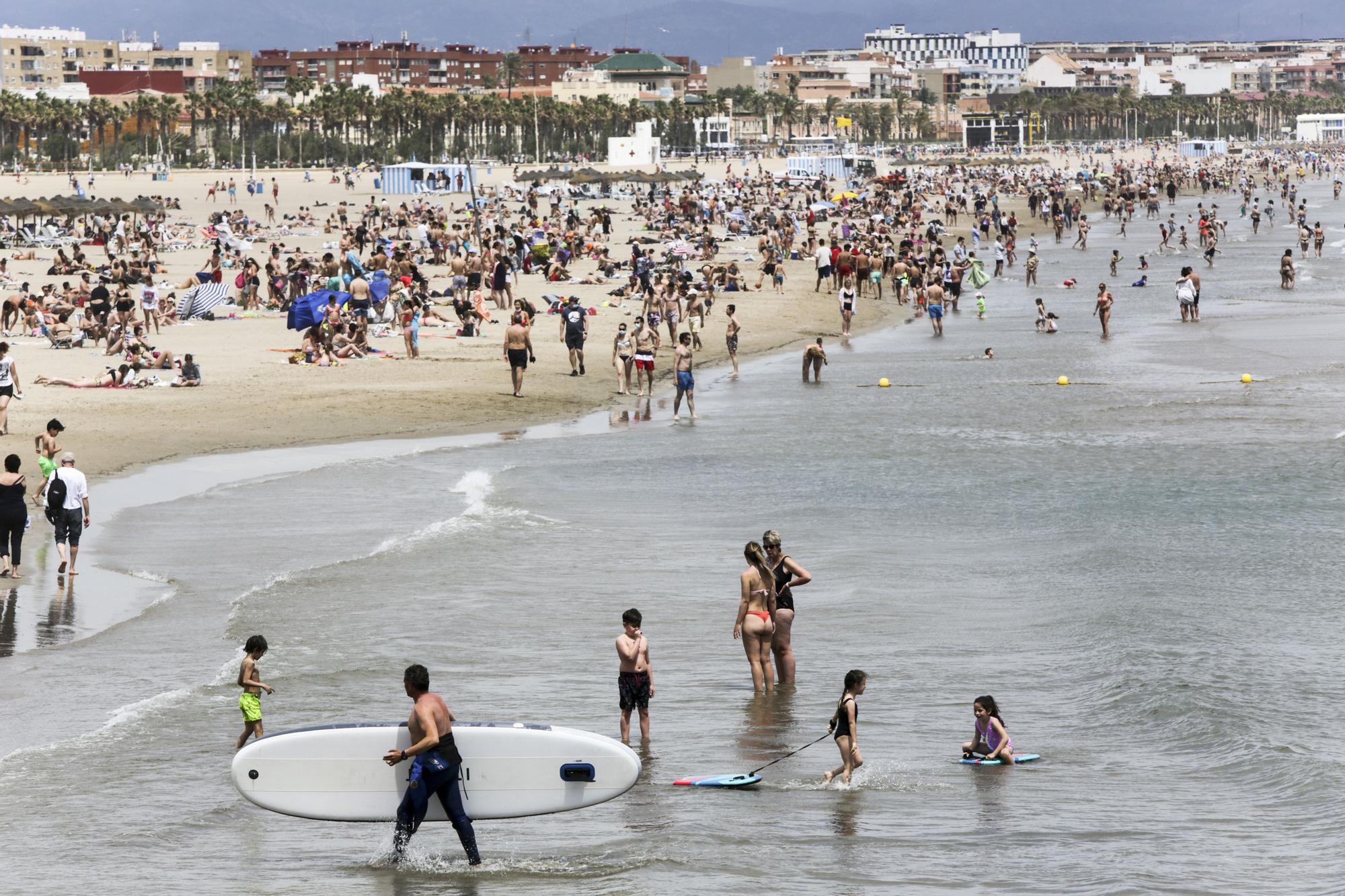 Los turistas abarrotan las playas y las terrazas