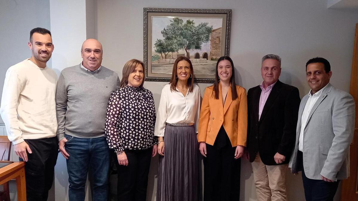 Aitana Adsuara y su familia, junto a la alcaldesa, María Tormo; el concejal de Fiestas, Arturo Soler; y el y el presidente de la Junta Local de Fiestas, Santiago López.