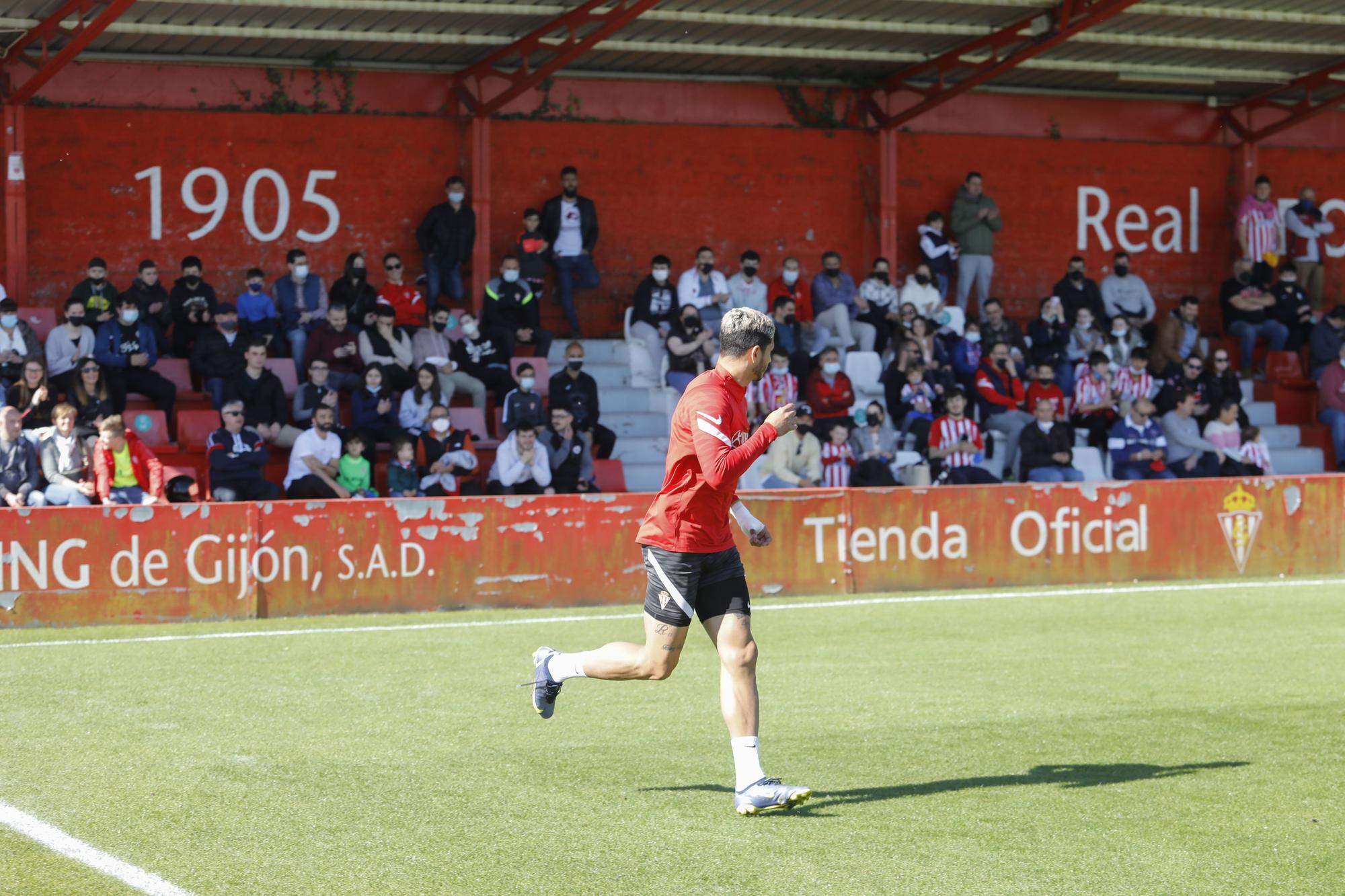 EN IMÁGENES: Más de 300 aficionados asisten al entrenamiento del Sporting antes del derbi