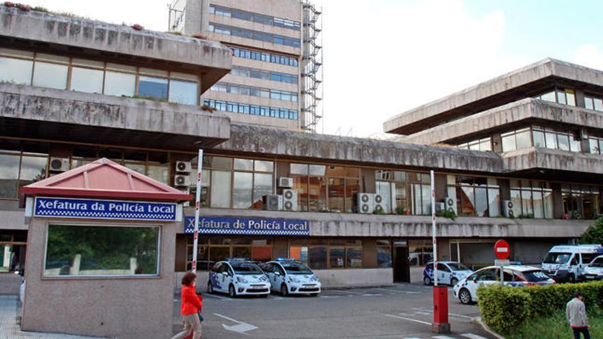 Fachada este del Ayuntamiento bastante deteriorada.