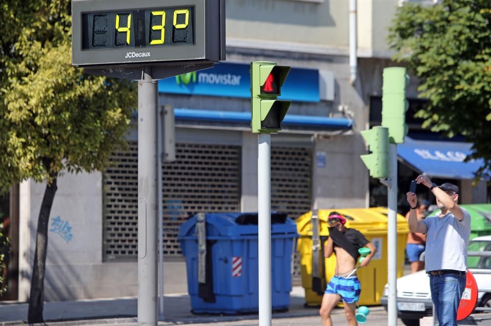 El termómetro de Plaza América, todo el día al sol, llegó a marcar los 43º - Playa y helados, la receta preferida para huir de las altas temperaturas.