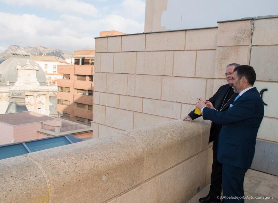 José López, alcalde de Cartagena, visita la Catedral Vieja