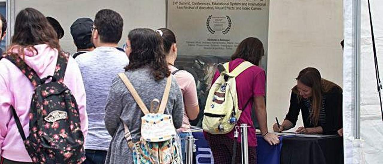 La directora de animación Cécile Brossette atiende a los estudiantes tras ofrecer su masterclass.