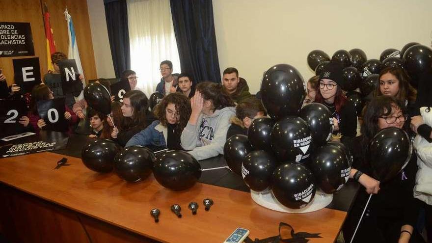 Alumnos del Julia Becerra Malvar, ayer al mediodía en el salón de plenos de Ribadumia. // Noé Parga