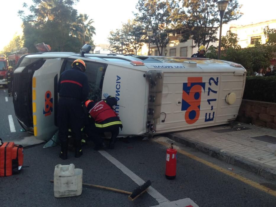 Una ambulancia del 061 sufre un accidente en El Palo