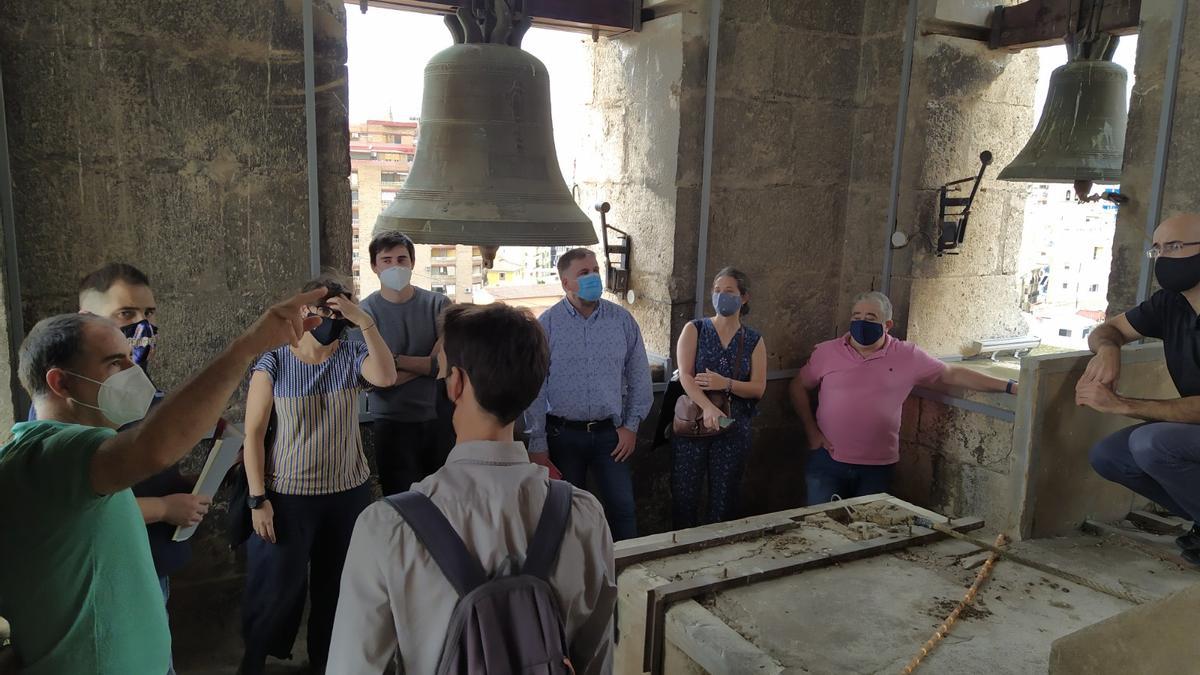 La visita del alcalde de Villena al campanario de la iglesia de Santa María