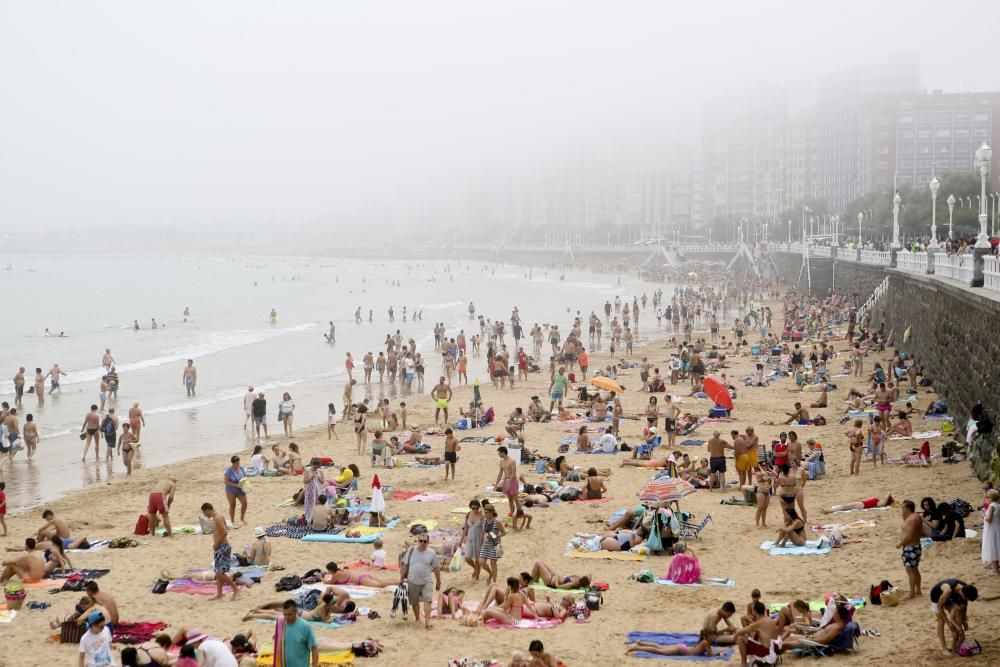 El manto de niebla sigue cubriendo Gijón