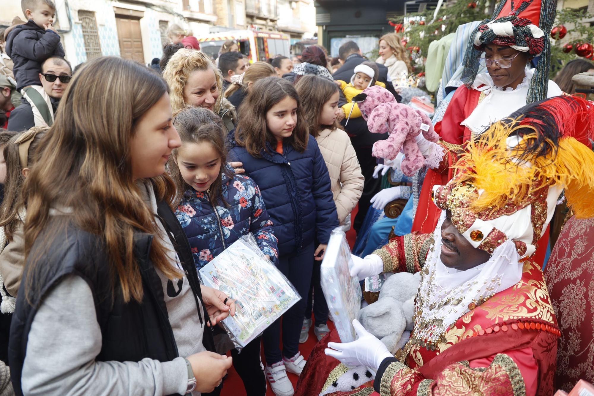 Los Reyes Magos siguen en València y visitan las pedanías afectadas por la dana