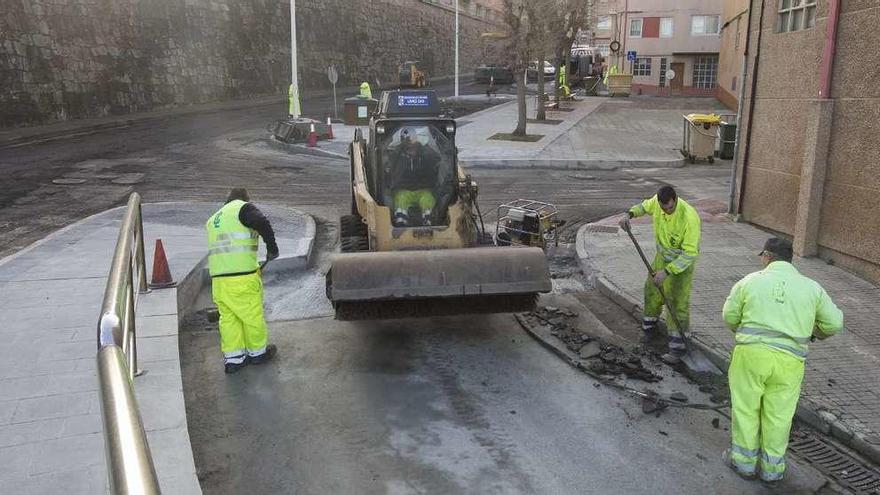 Operarios trabajan en la repavimentación de la calle Veramar.