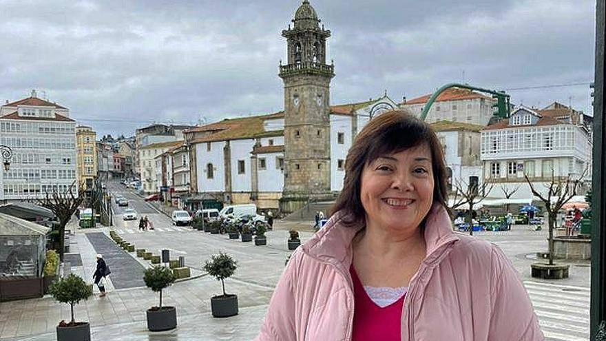 Silvia Sánchez, con anosmia desde 2015, en la plaza García Hermanos de Betanzos, donde reside.  | // CEDIDA