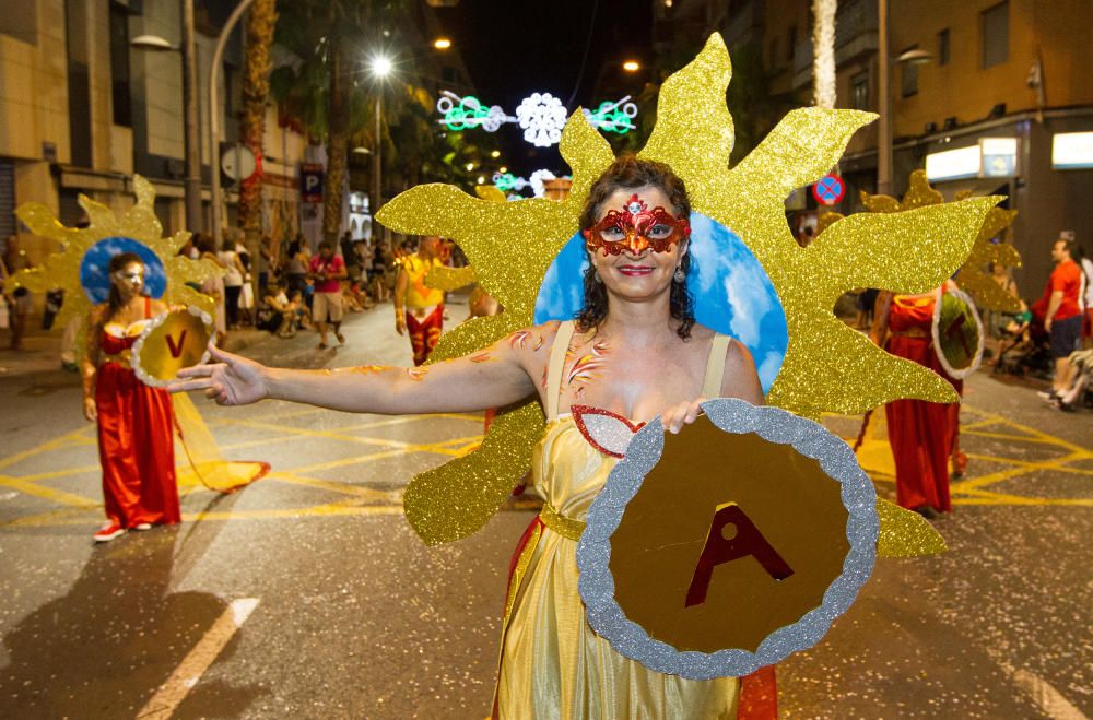 Diferentes momentos del Desfile del Ninot en San Vicente del Raspeig, que reunió a cientos de personas.