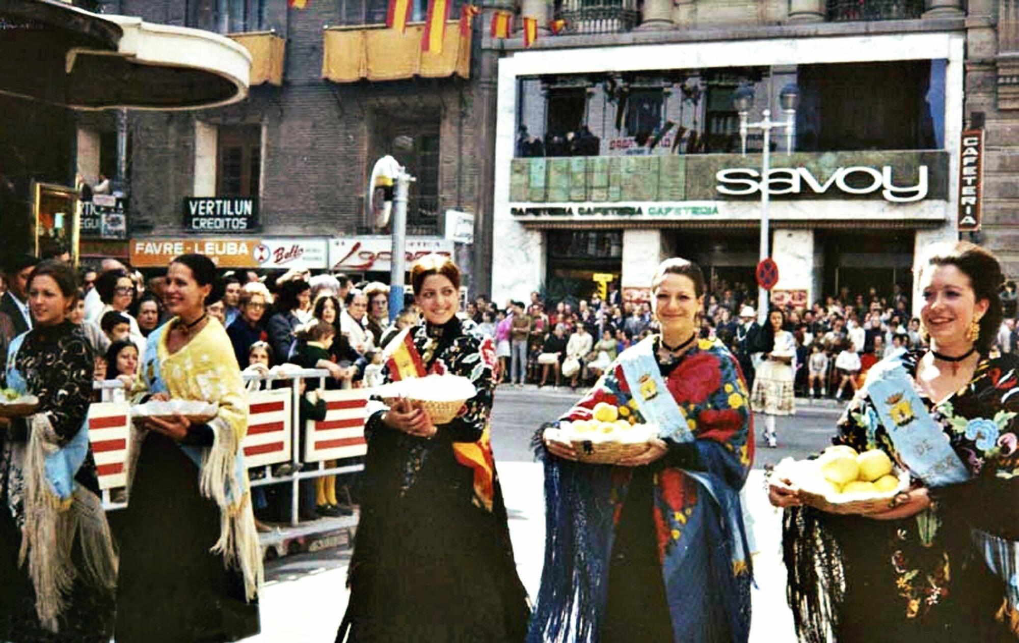 Fotos antiguas de las Fiestas del Pilar de Zaragoza: de la lectura del pregón a caballo a las ferias