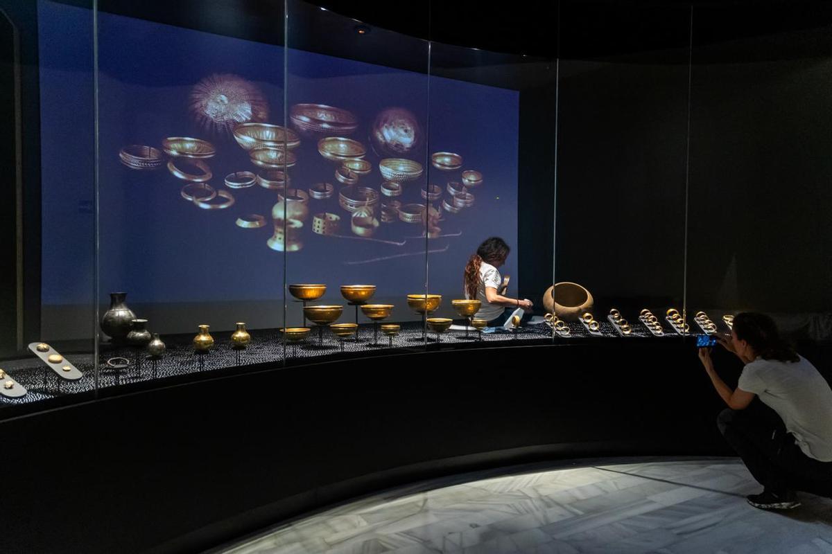 Una imagen del Tesoro de Villena que se puede ver en la exposición.