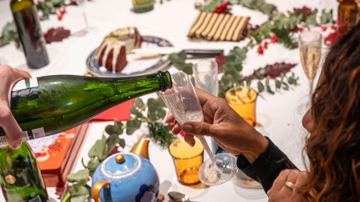 Comensals, durant un àpat de Nadal. | MANU MITRU