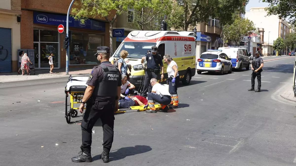 Dos heridos al colisionar una moto y un coche en Alicante