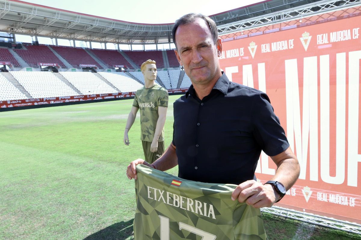 Joseba Etxeberria, nuevo entrenador del Real Murcia, en su presentación.