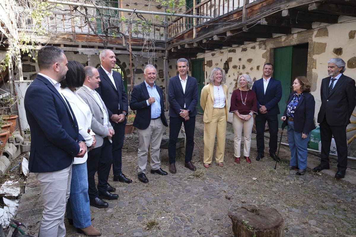 Ángel Víctor Torres y la corporación municipal en el Cuartel del Colmenar de Valsequillo.