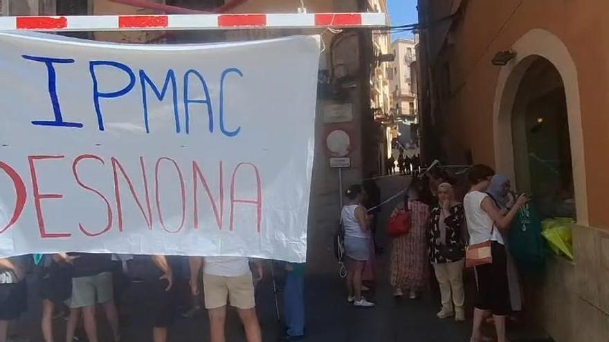 L'acció del desnonament ha causat expectació a la plaça Major de Manresa