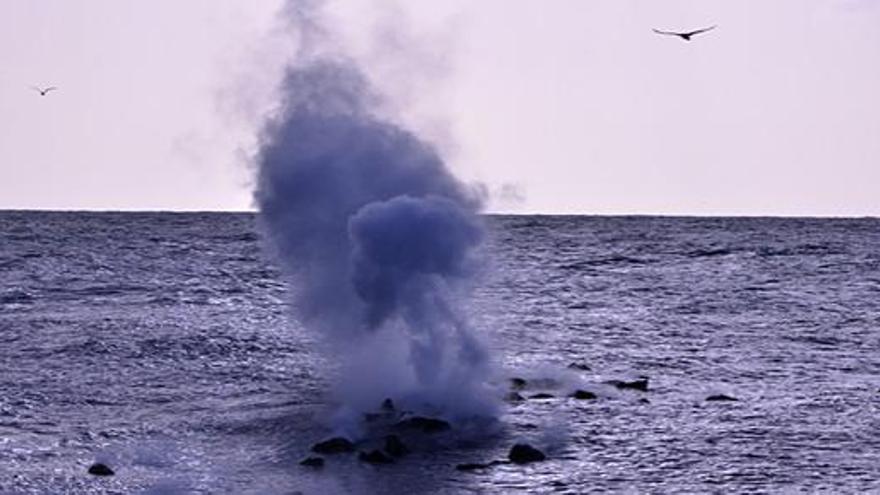 El volcán de El Hierro, ayer, expulsa lava en el mar de Las Calmas i LP/DLP