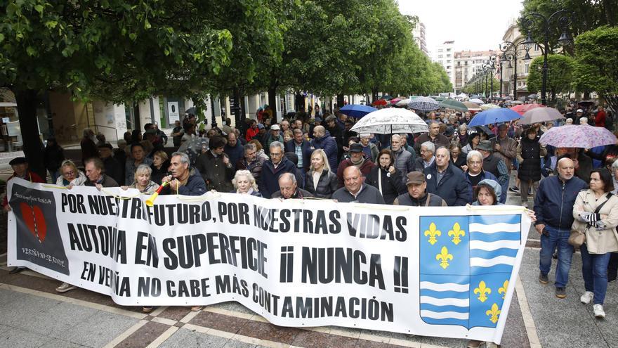 Así fue la gran manifestación contra la contaminación por las calles de Gijón (en imágenes)
