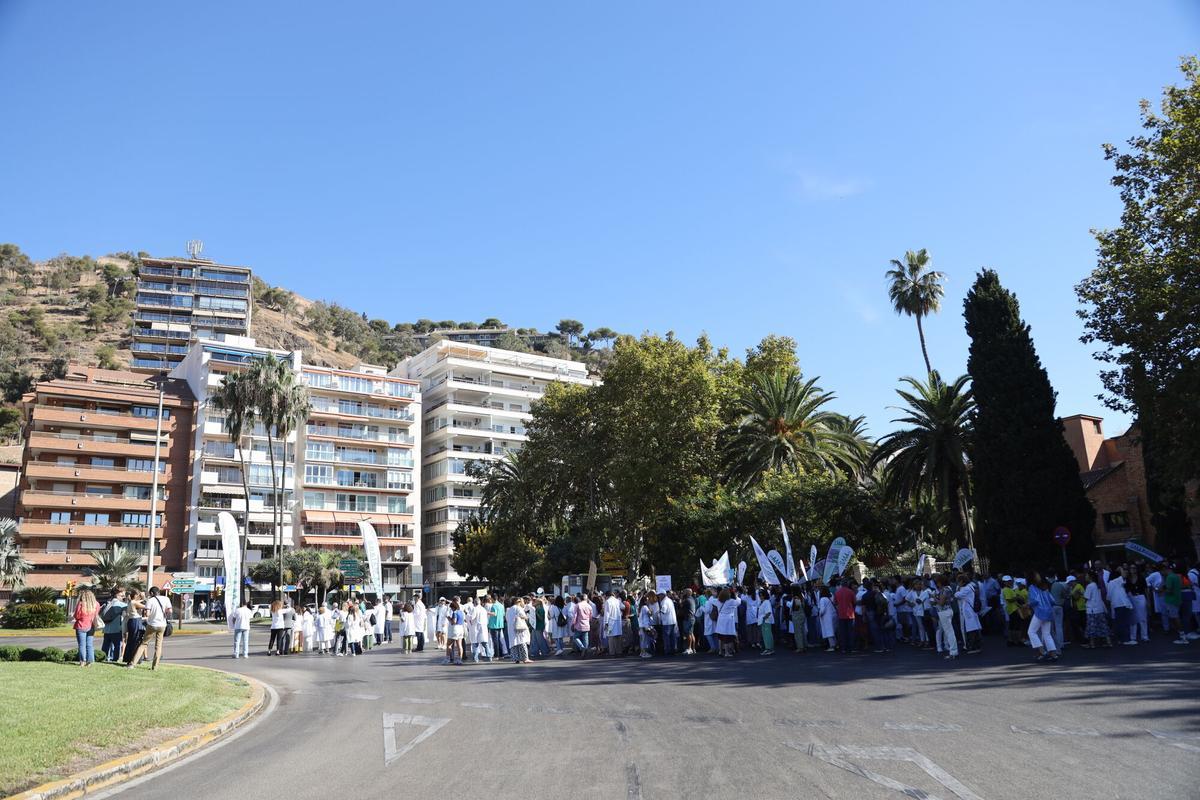 Un millar de médicos invaden en centro de Málaga en una nueva jornada de huelga