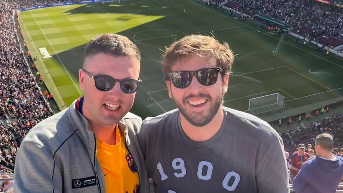 Edu Boada (derecha) durante un partido en el Camp Nou con un amigo.