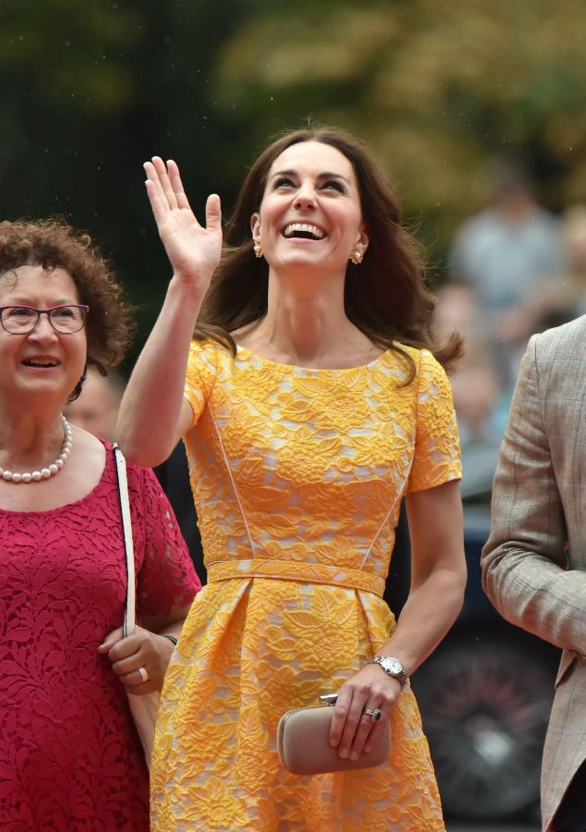 Kate Middleton con vestido amarillo de Jenny Packham