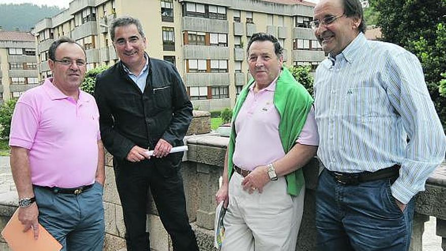 Por la izquierda, José Enrique Cima, Fermín Rodríguez, Florentino Fernández «Florín» y Luis Balagué, en Figaredo.