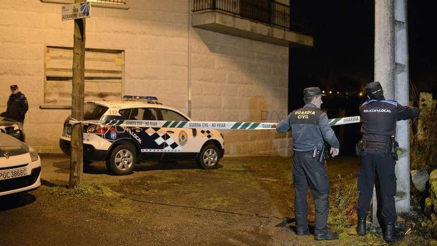 Policía Local y Guardia Civil, en la vivienda precintada de O Carballiño, tras el crimen. // Brais Lorenzo