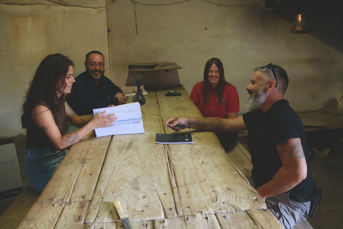 Alguns dels responsables de les obres a la cuina de la casa de pagès