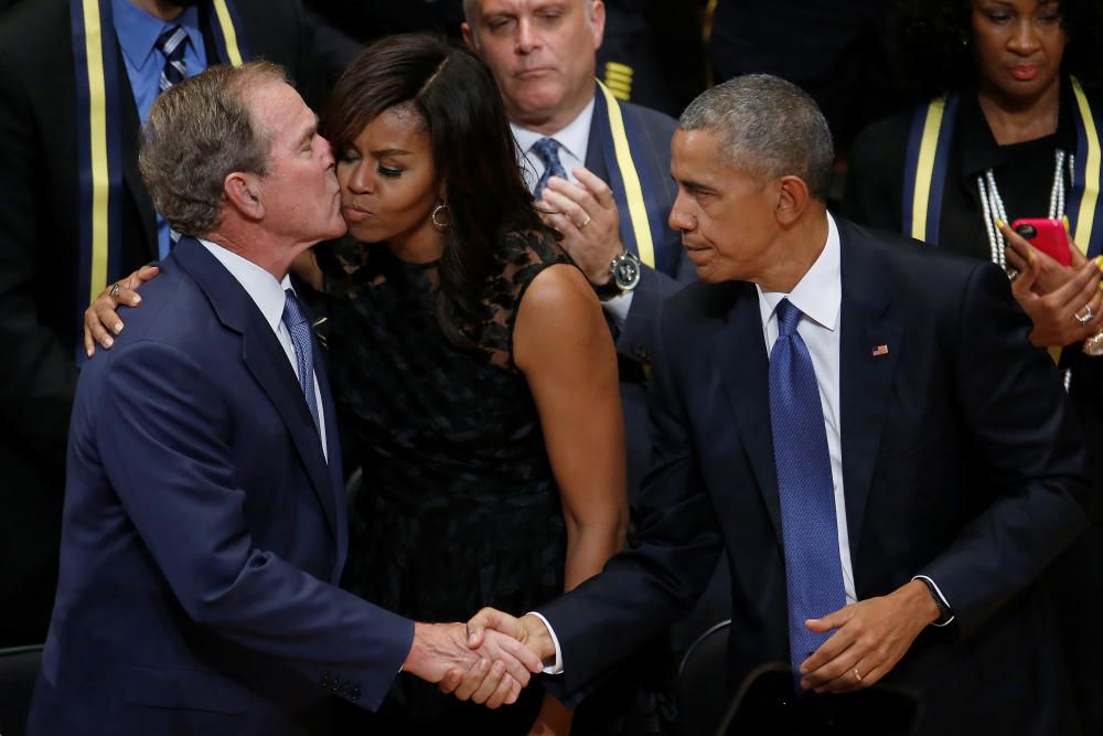 Obama ha participado, junto a su esposa y el expresidente George W. Bush, en el homenaje a los cinco policías asesinados.