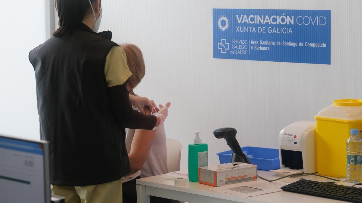 Una persona recibe la vacuna contra la Covid-19 en Galicia.
