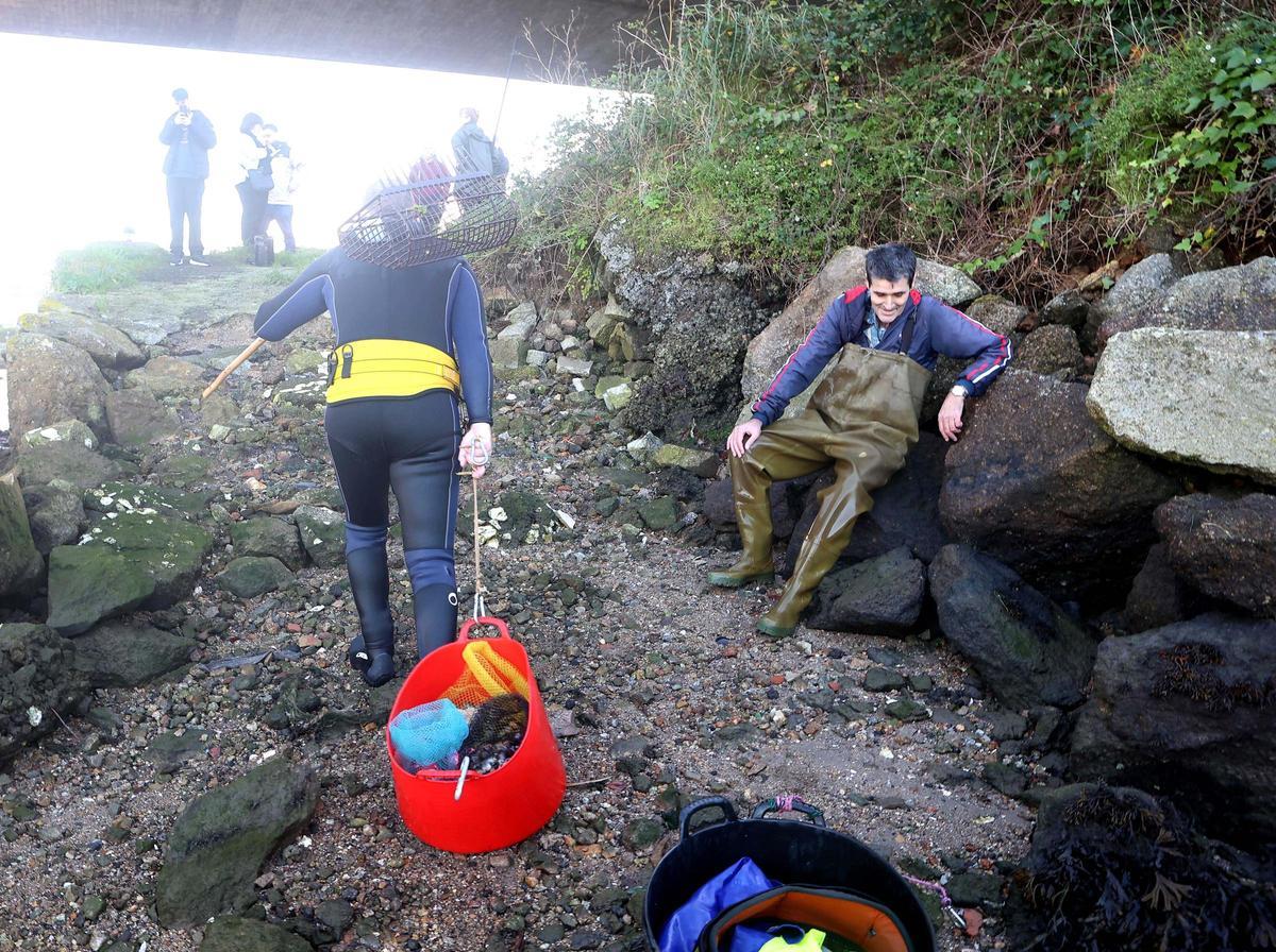 Los mariscadores a pie de la ría de O Burgo vuelven a faenar tras casi cuatro años de espera Los mariscadores a pie de la ría de O Burgo vuelven a faenar tras casi cuatro años de espera