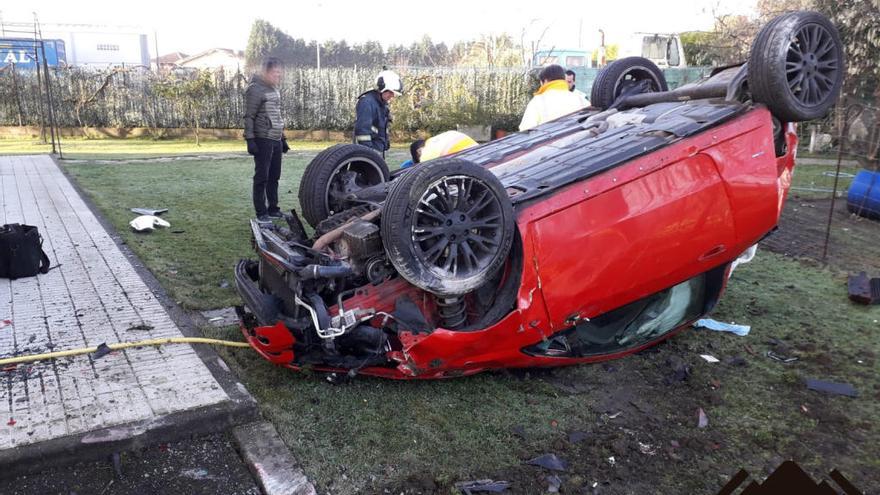 Un hombre resulta herido tras volcar su vehículo en Lugo de Llanera