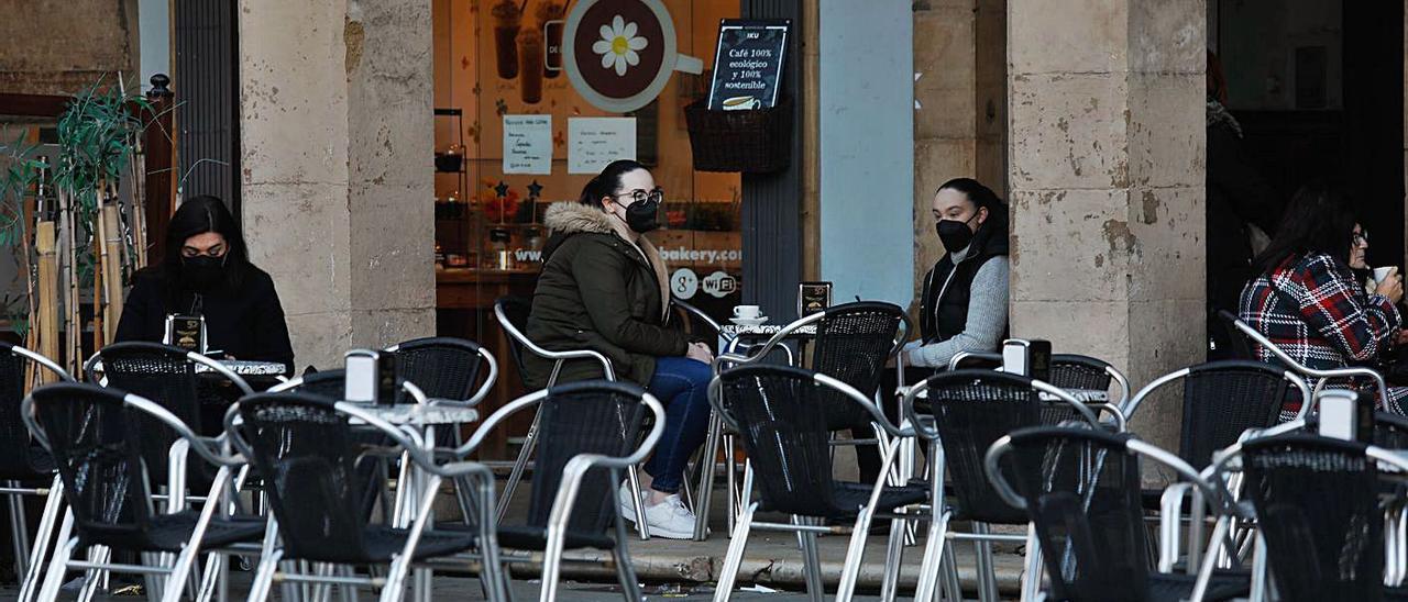 Una terraza hostelera del Parche, ayer, con mínima ocupación.