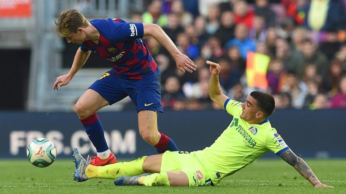 Arambarri le disputa un balón a De Jong en el Barça-Getafe