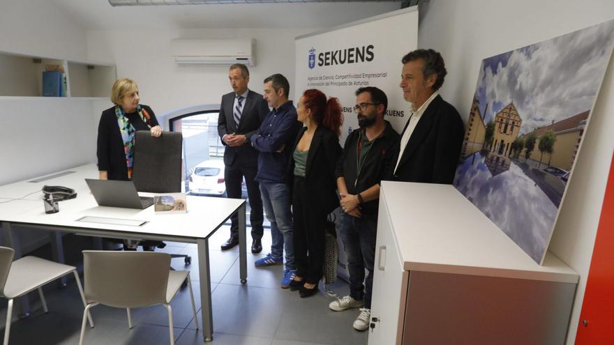 Por la izquierda, Mariví Monteserín, David González, Manuel Campa, Ana Solís, David García y Jaime Fernández, ayer, en la nueva oficina de Sekuens. | R. S.