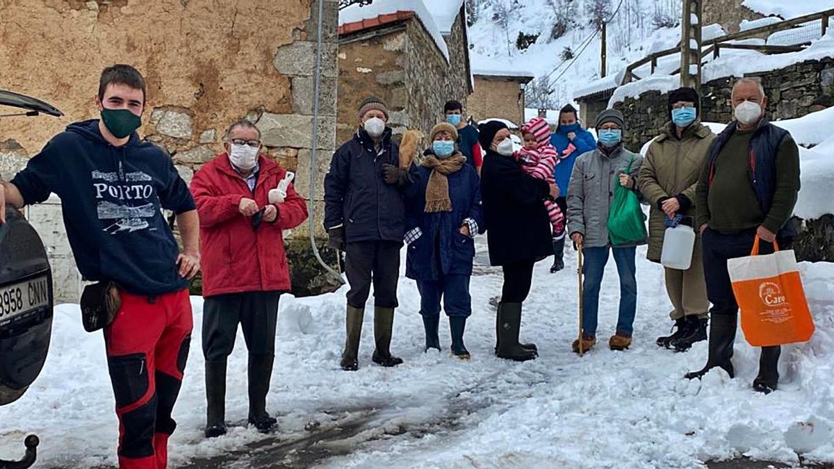 Vecinos de Saliencia, otro de los lugares que han quedado incomunicados con el resto de Asturias por el desprendimiento en la carretera.