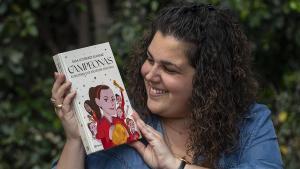 Sara Gutiérrez, con su libro ‘Campeonas’, para la serie ‘ellas siempre estuvieron’.