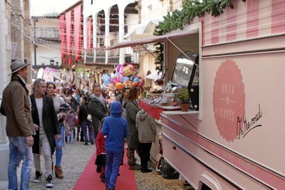 Auf dem traditionellen Markt im Pueblo Español (1. bis 10. 12.) geht es diesmal ausgesprochen musikalisch zu. Täglich sorgen Musikgruppen in dem Miniaturdorf für Weihnachtsstimmung. Die Stände sind bereits ab mittags geöffnet. Der Eintritt kostet 5 Euro, dafür gibt es aber auch einen Becher Glühwein.