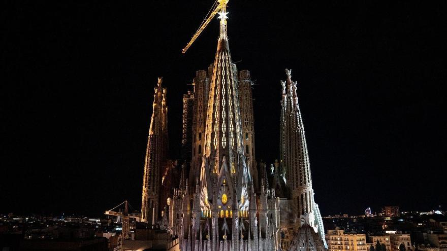 La Sagrada Familia ilumina la torre de la Virgen María y la estrella de 12 puntas que la corona